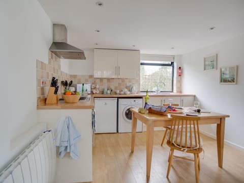 Cottage | Private kitchen | Fridge, cookware/dishes/utensils