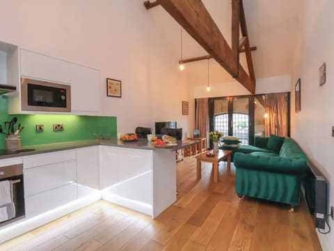 Cottage | Private kitchen | Microwave, dishwasher, electric kettle, toaster