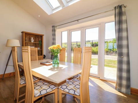 Cottage | Dining