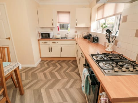 Cottage | Private kitchen | Fridge, microwave, stovetop, electric kettle