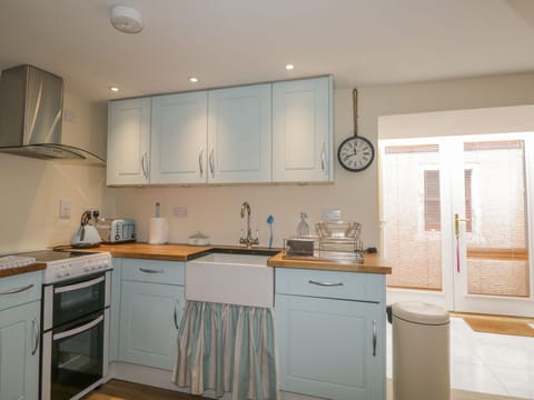 Cottage | Private kitchen | Fridge, highchair, cookware/dishes/utensils
