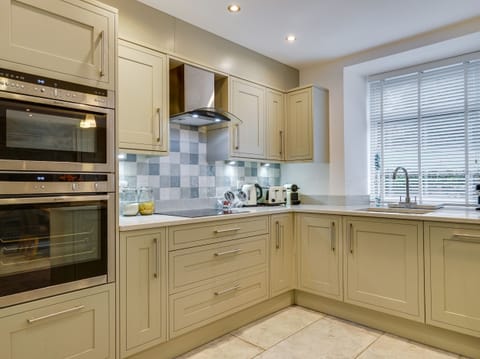 Cottage | Private kitchen | Dishwasher, electric kettle, toaster, highchair
