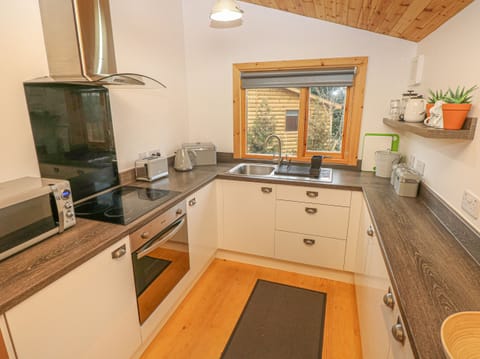 Cottage | Private kitchen | Fridge, microwave, stovetop, electric kettle