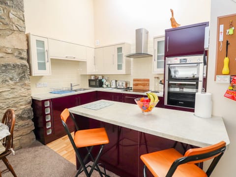 Cottage | Private kitchen | Fridge, stovetop, cookware/dishes/utensils