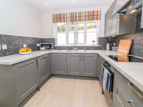 Cottage | Private kitchen | Fridge, microwave, stovetop, dishwasher