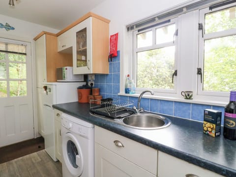 Cottage | Private kitchen | Microwave, stovetop, electric kettle, toaster