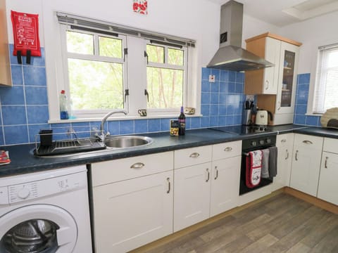 Cottage | Private kitchen | Microwave, stovetop, electric kettle, toaster