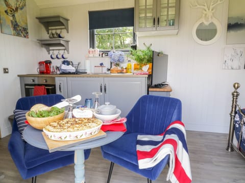 Cottage | Private kitchen | Electric kettle, cookware/dishes/utensils