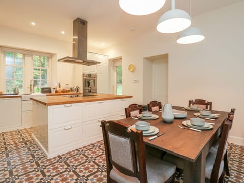 Cottage | Private kitchen | Dishwasher, cookware/dishes/utensils