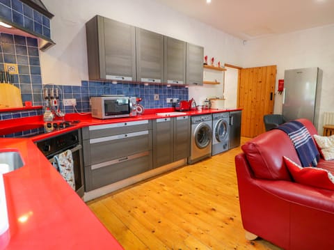 Cottage | Private kitchen | Fridge, microwave, dishwasher, electric kettle