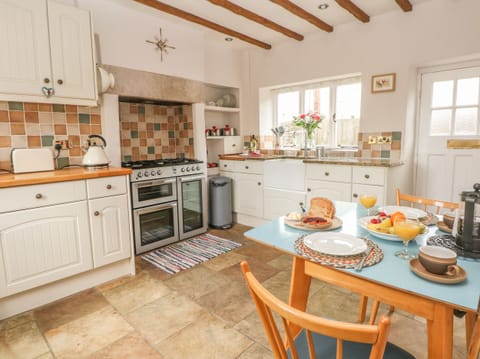 Cottage | Private kitchen | Microwave, electric kettle, toaster, cookware/dishes/utensils