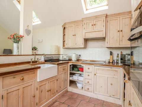 Cottage | Private kitchen | Dishwasher, electric kettle, toaster, cookware/dishes/utensils