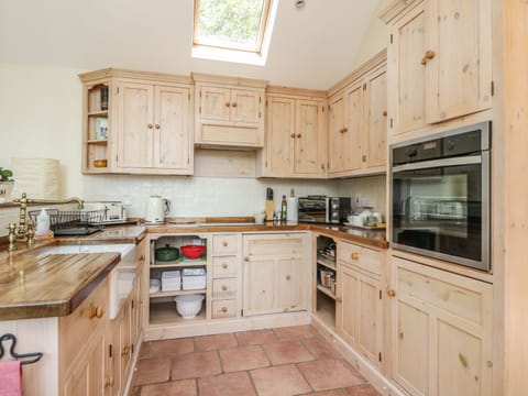 Cottage | Private kitchen | Dishwasher, electric kettle, toaster, cookware/dishes/utensils