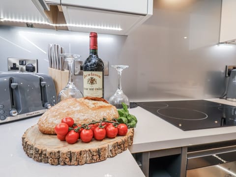 Cottage | Private kitchen | Fridge, microwave, dishwasher, electric kettle