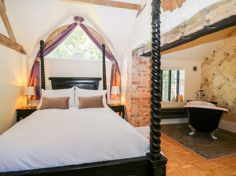 Cottage | 2 bedrooms, WiFi (free), individually decorated, individually furnished