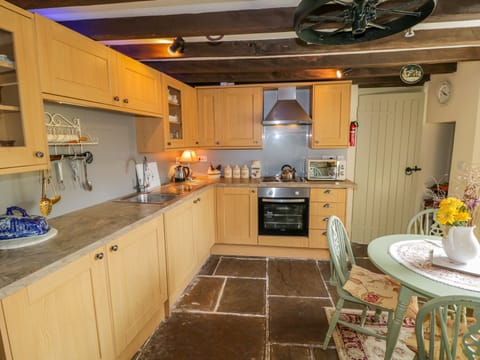 Cottage | Private kitchen | Microwave, cookware/dishes/utensils