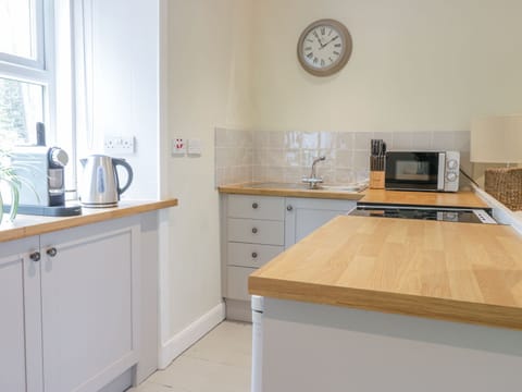 Cottage | Private kitchen | Fridge, microwave, stovetop, cookware/dishes/utensils