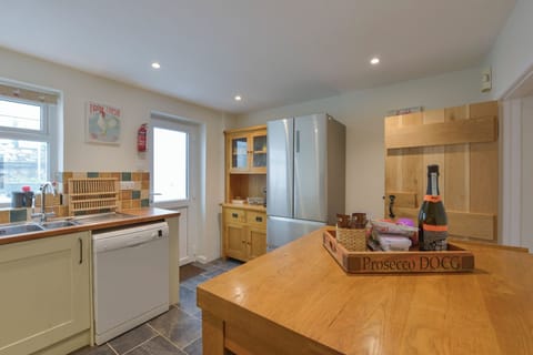 Cottage | Private kitchen | Microwave, dishwasher, electric kettle, toaster