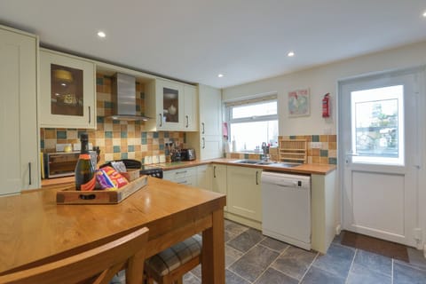 Cottage | Private kitchen | Microwave, dishwasher, electric kettle, toaster