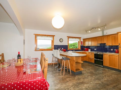 Cottage | Private kitchen | Fridge, stovetop, dishwasher, cookware/dishes/utensils