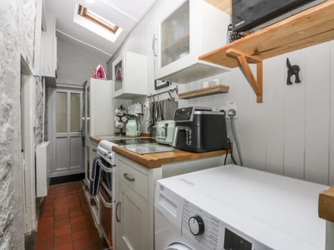 Cottage | Private kitchen | Electric kettle, toaster, highchair, cookware/dishes/utensils