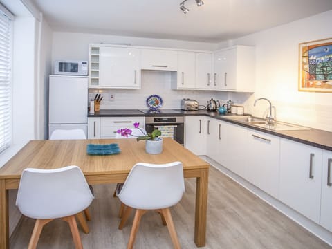 Cottage | Private kitchen | Dishwasher, highchair, cookware/dishes/utensils