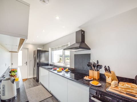 Cottage | Private kitchen | Fridge, stovetop, dishwasher, electric kettle