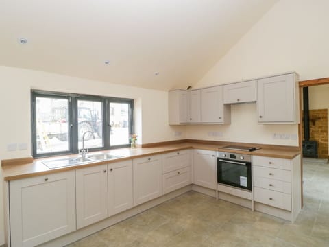 Cottage | Private kitchen | Dishwasher, cookware/dishes/utensils