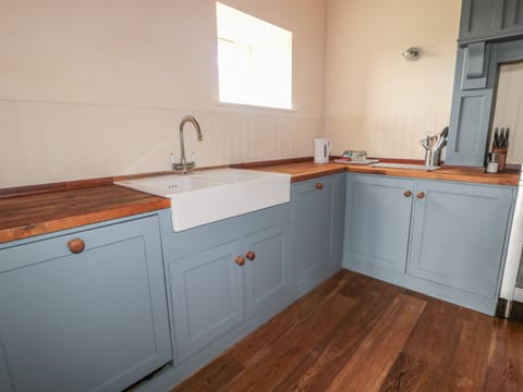 Cottage | Private kitchen | Dishwasher, highchair, cookware/dishes/utensils