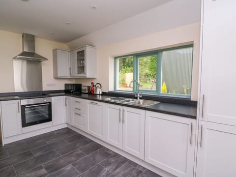 Cottage | Private kitchen | Stovetop, dishwasher, cookware/dishes/utensils