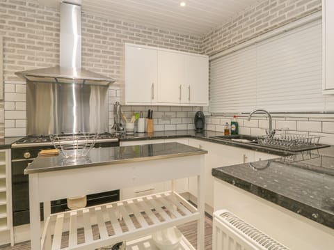 Cottage | Private kitchen | Dishwasher, cookware/dishes/utensils