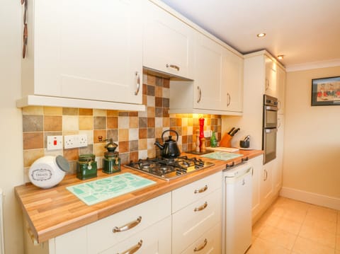 Cottage | Private kitchen | Fridge, microwave, stovetop, dishwasher