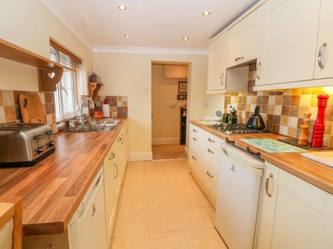 Cottage | Private kitchen | Fridge, microwave, stovetop, dishwasher