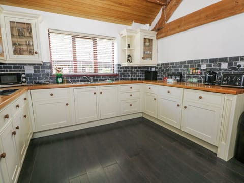 Cottage | Private kitchen | Dishwasher, cookware/dishes/utensils