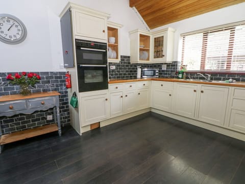 Cottage | Private kitchen | Dishwasher, cookware/dishes/utensils