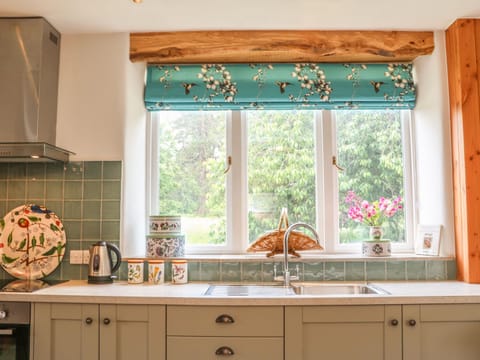 Cottage | Private kitchen | Fridge, microwave, stovetop, cookware/dishes/utensils