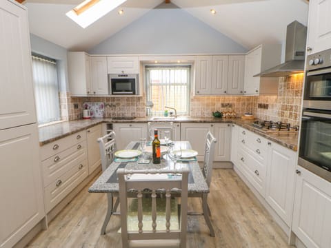 Cottage | Private kitchen | Fridge, dishwasher, cookware/dishes/utensils