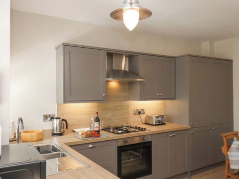 Cottage | Private kitchen | Dishwasher, highchair, cookware/dishes/utensils