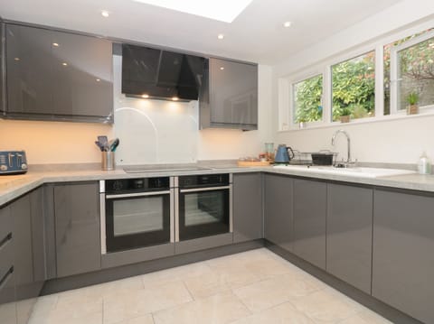 Cottage | Private kitchen | Dishwasher, cookware/dishes/utensils