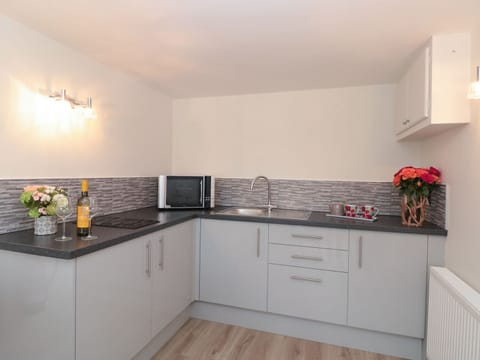 Cottage | Private kitchen | Dishwasher, cookware/dishes/utensils