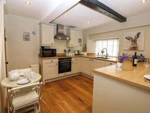 Cottage | Private kitchen | Fridge, microwave, dishwasher, electric kettle