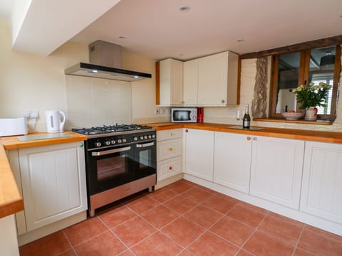 Cottage | Private kitchen | Fridge, microwave, stovetop, dishwasher
