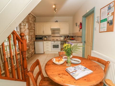 Cottage | Private kitchen | Microwave, stovetop, electric kettle, toaster