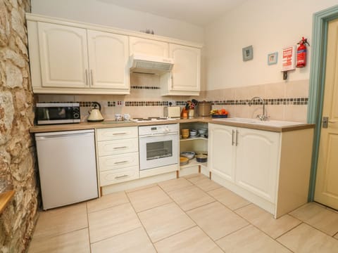 Cottage | Private kitchen | Microwave, stovetop, electric kettle, toaster