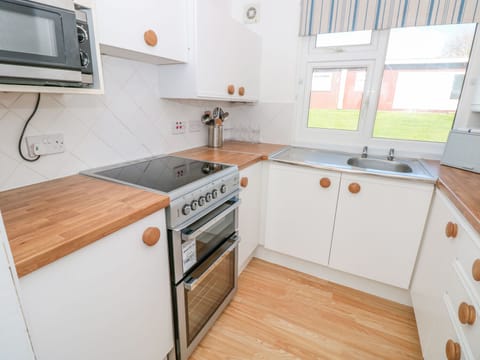 Cottage | Private kitchen | Fridge, microwave, stovetop, highchair