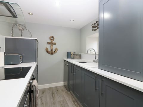 Cottage | Private kitchen | Dishwasher, cookware/dishes/utensils