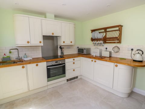 Cottage | Private kitchen | Dishwasher, cookware/dishes/utensils