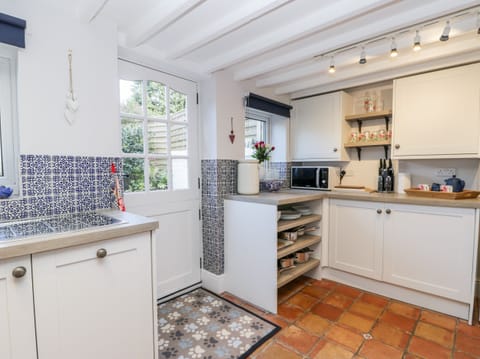 Cottage | Private kitchen | Dishwasher, cookware/dishes/utensils