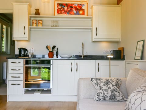 Cottage | Private kitchen | Fridge, oven, electric kettle, toaster