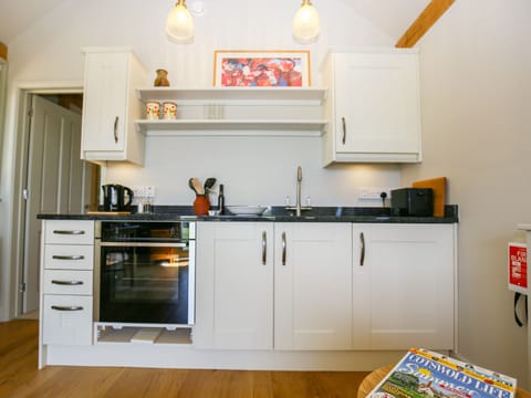 Cottage | Private kitchen | Fridge, oven, electric kettle, toaster